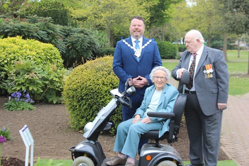 Joyce Dawes alongside her plaque of dedication, joined by the Mayor of Ashford, Cllr Callum Knowles and the Executive Leader of Ashford Borough Council Cllr Gerry Clarkson CBE