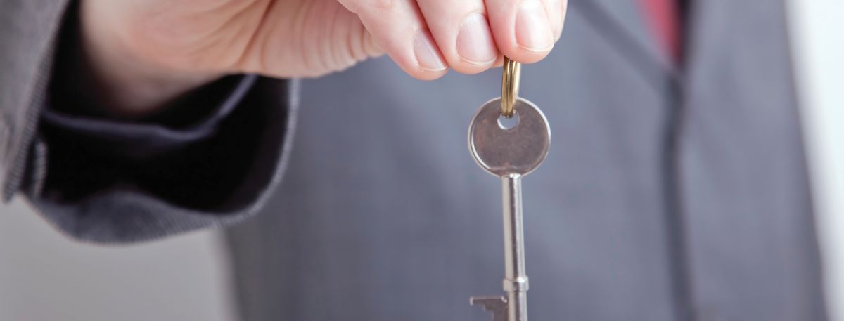 A picture of someone holding a key