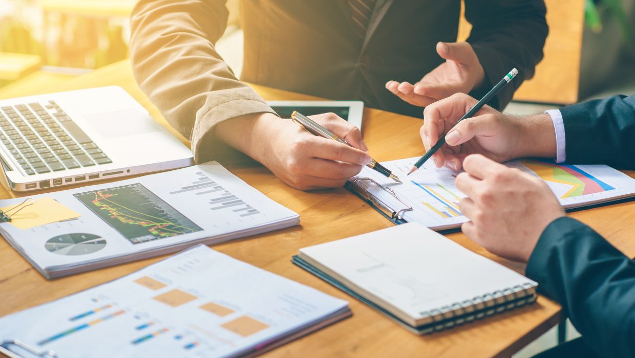 two people having a meeting 