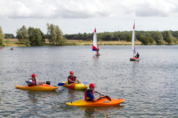 conningbrook-lakes-kayaking-on-the-lake