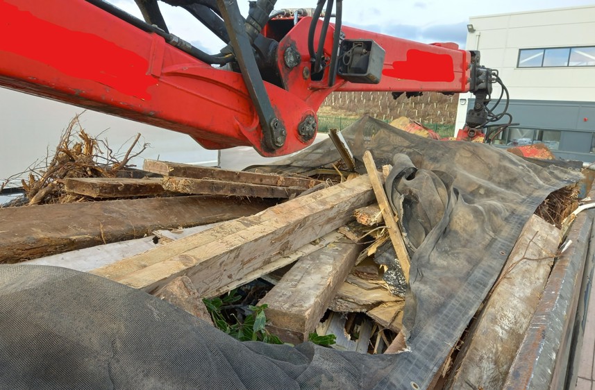 Case 2 driver bottom right leaves his car with armfuls of rubbish