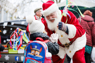 Santa meeting child, Carnival of the Baubles